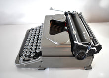 Load image into Gallery viewer, Stunning 1951 Everest Mod. 90 Typewriter
