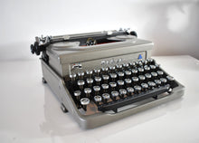 Load image into Gallery viewer, Stunning 1951 Everest Mod. 90 Typewriter
